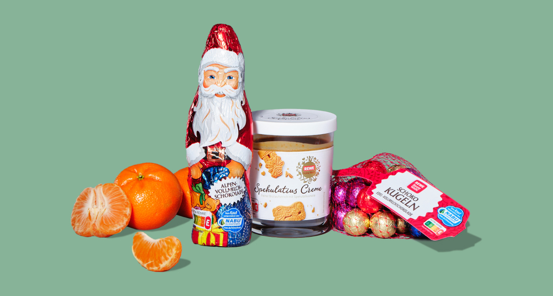 Fülle den Adventskalender „klassisch & günstig“ mit: zwei Packungen des REWE Beste Wahl Mini Schokokugeln Mix, einer REWE Feine Welt Spekulatius Creme, REWE Bio Mandarinen und einem REWE Beste Wahl Weihnachtsmann.